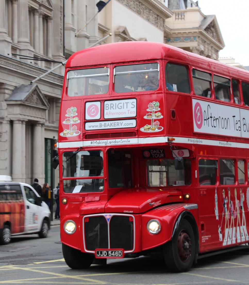 Bus rouge à impériale à Londres, symbole emblématique d’un séjour linguistique en Angleterre