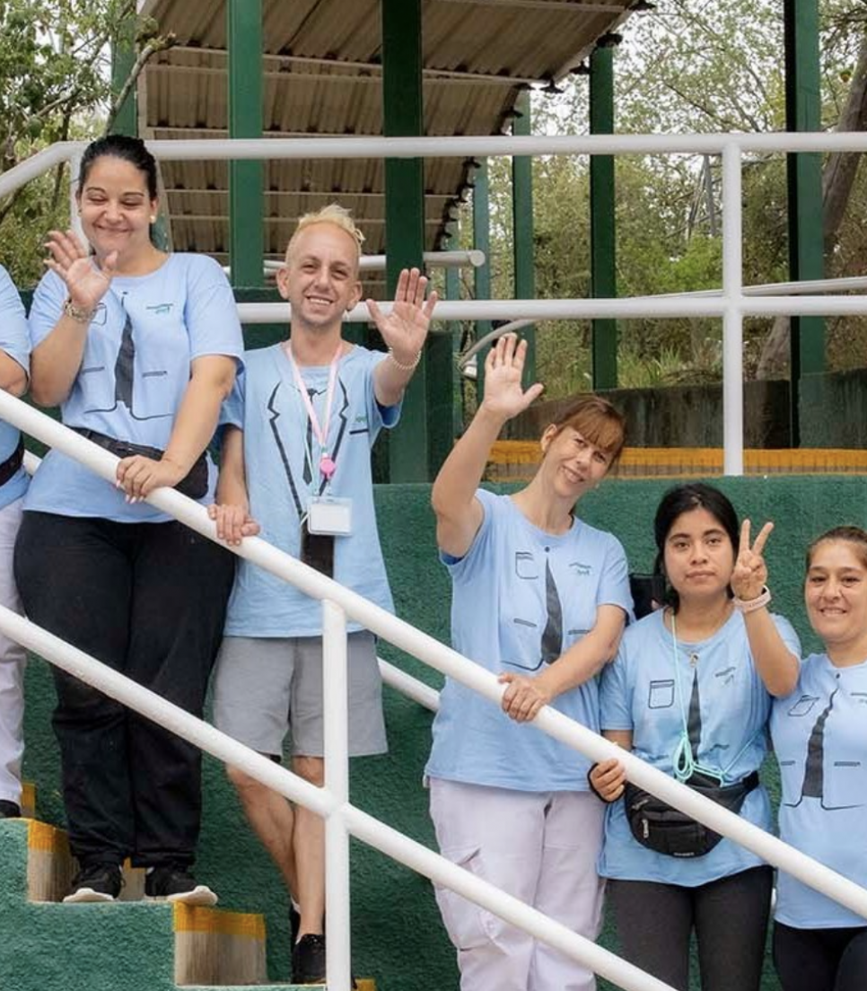 jeunes adultes en situation de handicap souriants dans un environnement inclusif en Espagne