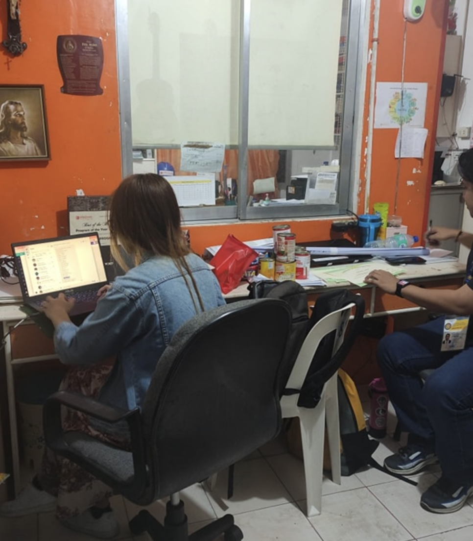 Volontaires travaillant au bureau administratif lors d'une mission humanitaire Globalong