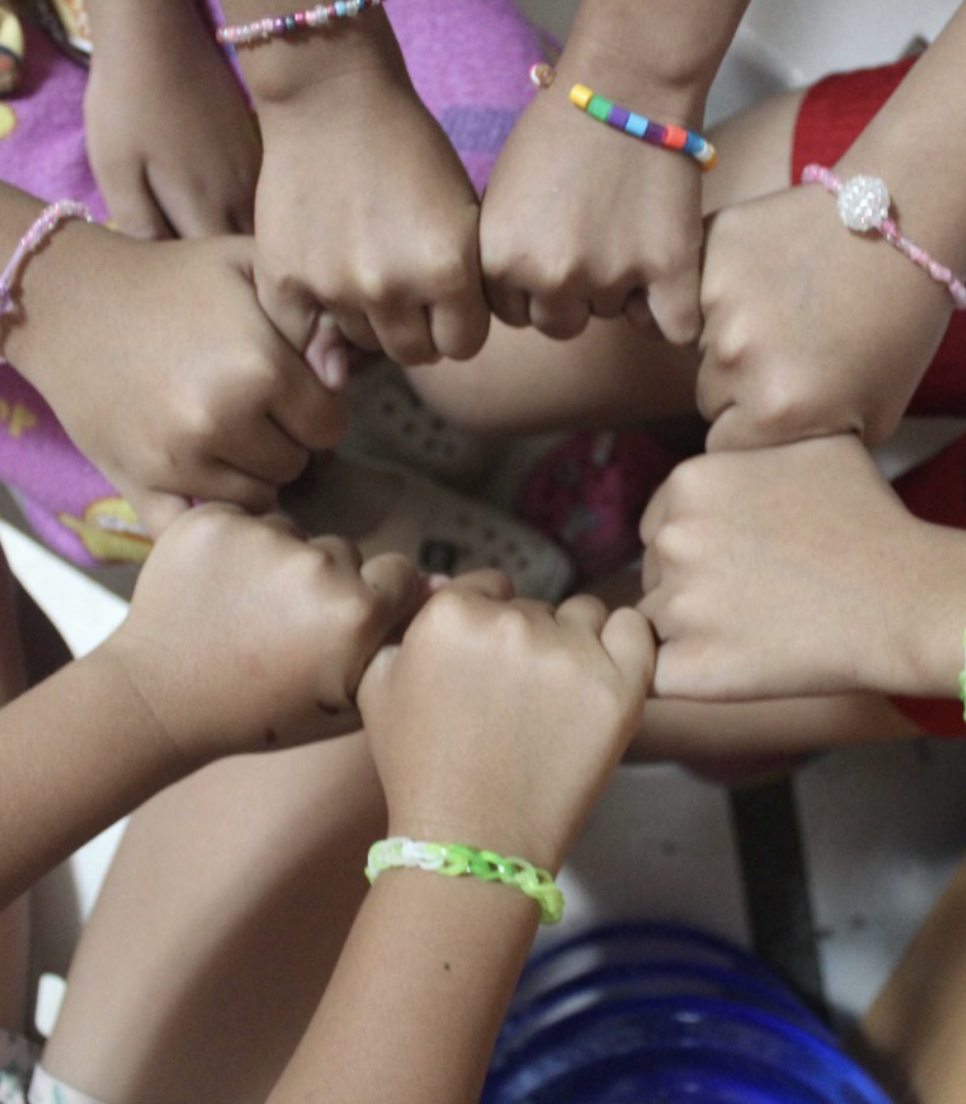 Groupe d’enfants unis en cercle, symbole de solidarité lors d’une mission nutritionnelle Globalong