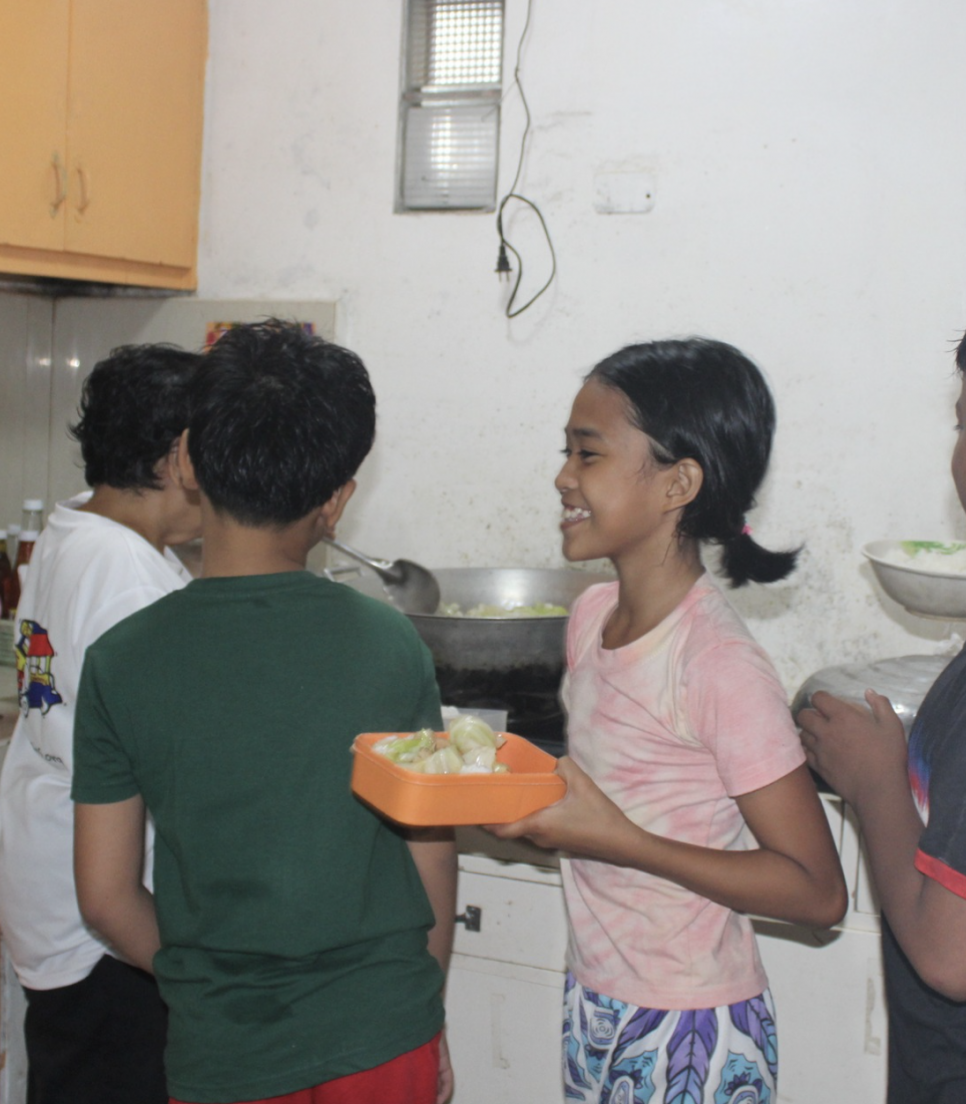 Enfants recevant un repas équilibré dans le cadre d’une mission nutrition humanitaire Globalong