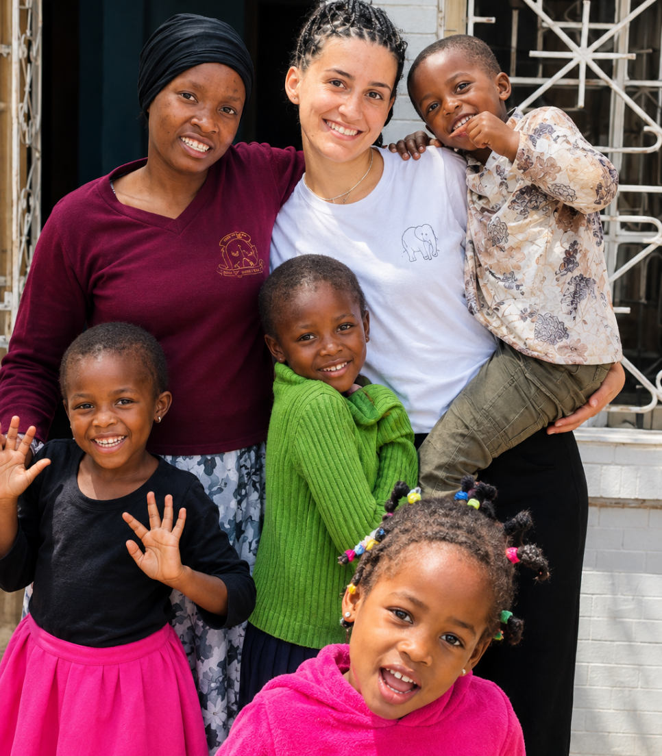 Bénévole Globalong accompagnant un enfant lors d'une activité dans un centre d'accueil en Tanzanie