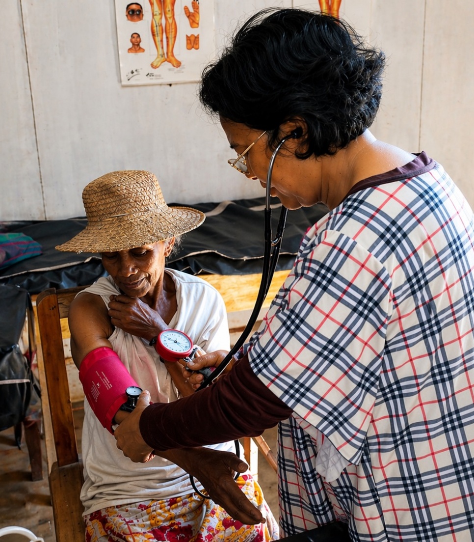 prise de tension par une soignante lors d’un stage médical humanitaire en Afrique dans un centre de santé rural Globalong