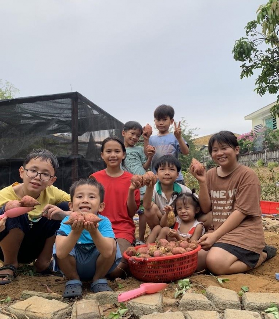 Volontaire avec des enfants pendant une mission éducative à Da Nang au Vietnam