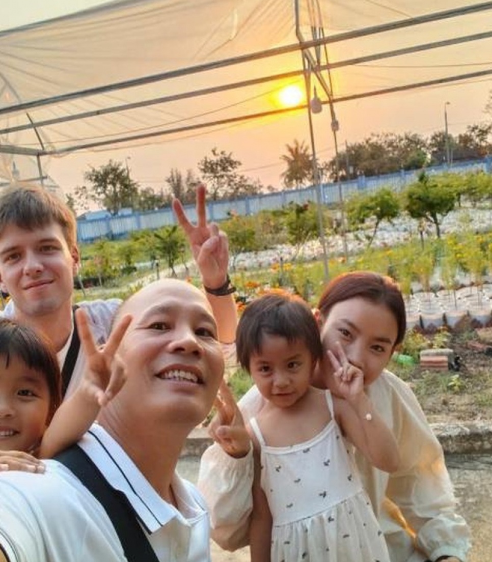 Volontaires et enfants pendant une activité de jardinage à Da Nang au Vietnam
