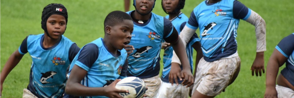 Enfants participant à une activité de rugby en Afrique du Sud