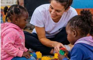 Participante accompagnant un enfant pendant une activité de soutien scolaire en Afrique du Sud