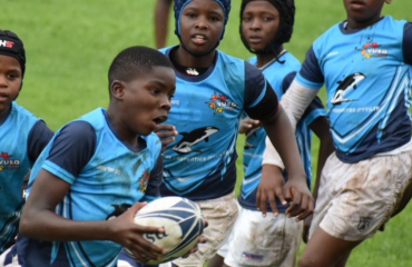 Enfants réunis autour du rugby lors d'une activité sportive à Langa au Cap